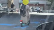 【独自】スーツケースに腰掛けて電動キックボードを運転…東京・中野区の車通りの多い道路で 「LUUP」側は「道交法違反なので絶対やめて」
