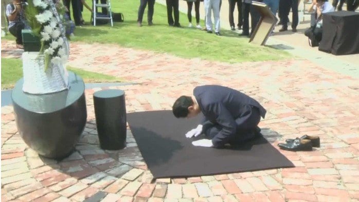 韓国・西大門刑務所跡地でひざまずいて謝罪する鳩山氏 2015年8月13日