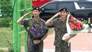 【速報】「BTS」RMさんとVさんが除隊 軍服姿で二人揃って報道陣の前に 2023年12月から約1年半陸軍で服務 韓国北部・春川市